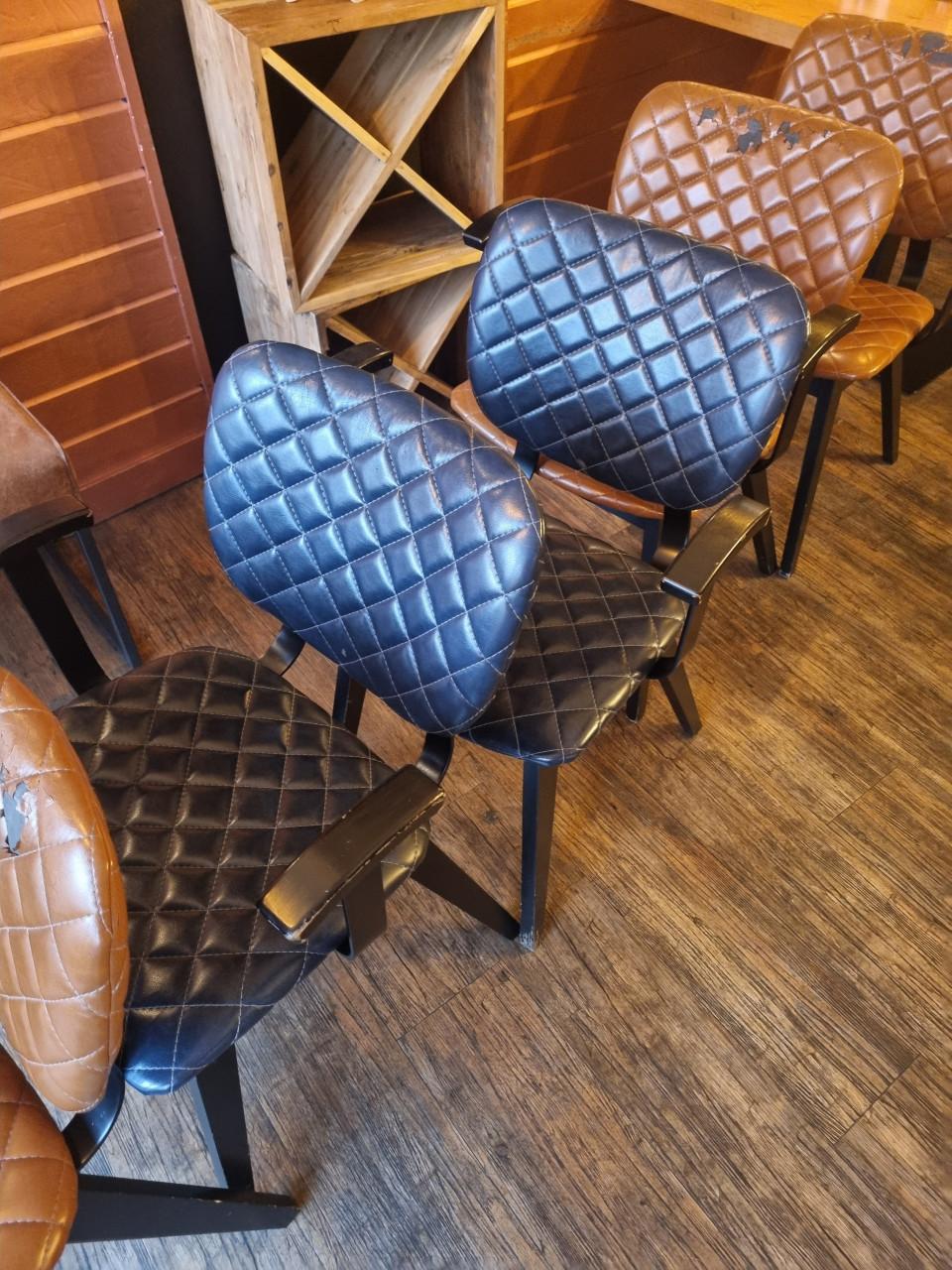 Partij van 22 cognac en donkerblauwe stoelen