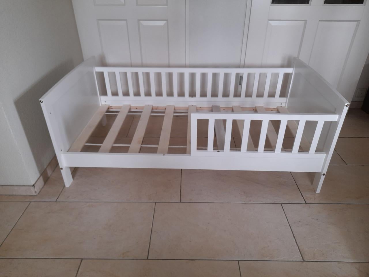 Peuterbed + matras (in goede nette staat)