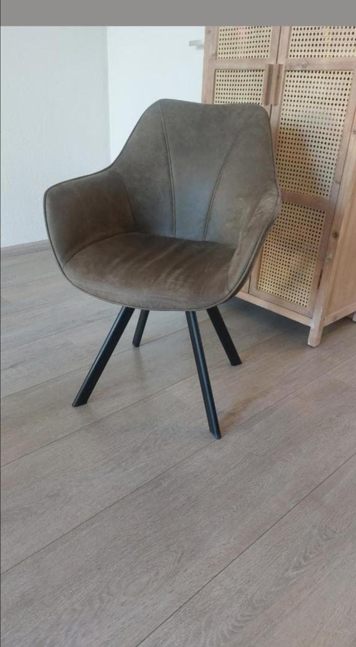 Eettafel en stoelen