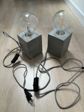 Twee betonlook lampjes