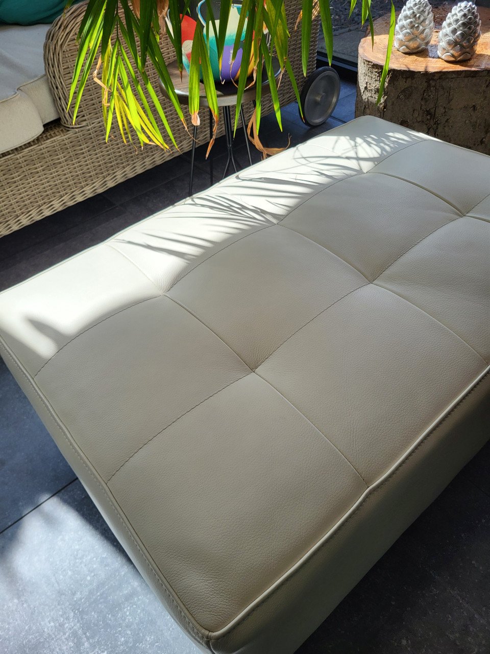 Witte hocker, leer, 85x60x42