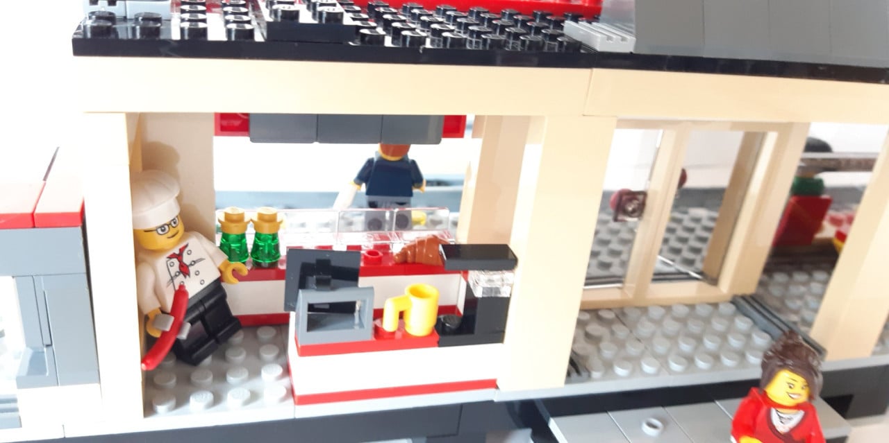 Lego City treinstation 60050: met taxi en 5 minifiguren