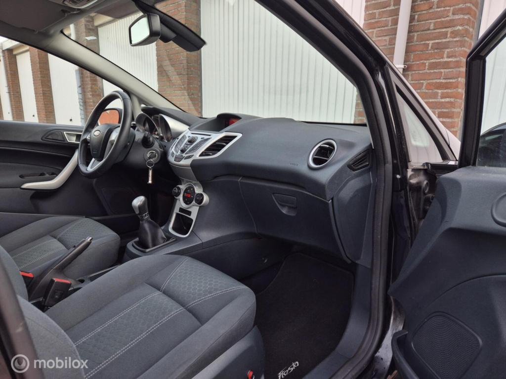 Ford Fiesta 1.25 titanium / dealeronderhouden / voorruitverwarming / stoelv