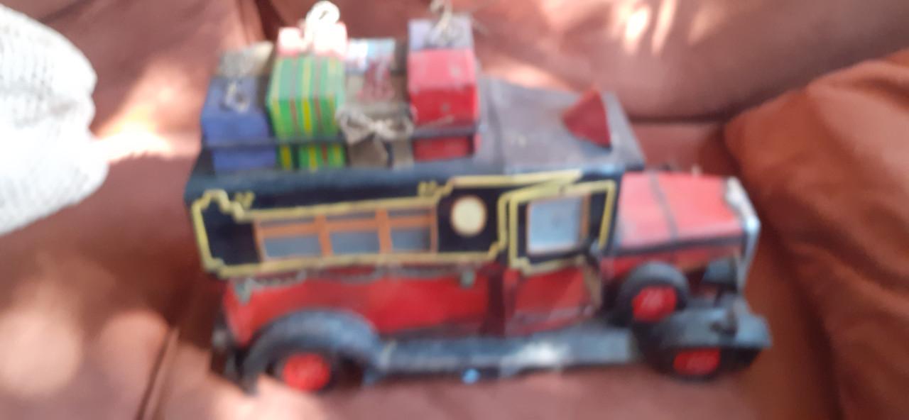 Grote blikken Auto.....................met Kado -Pakketjes