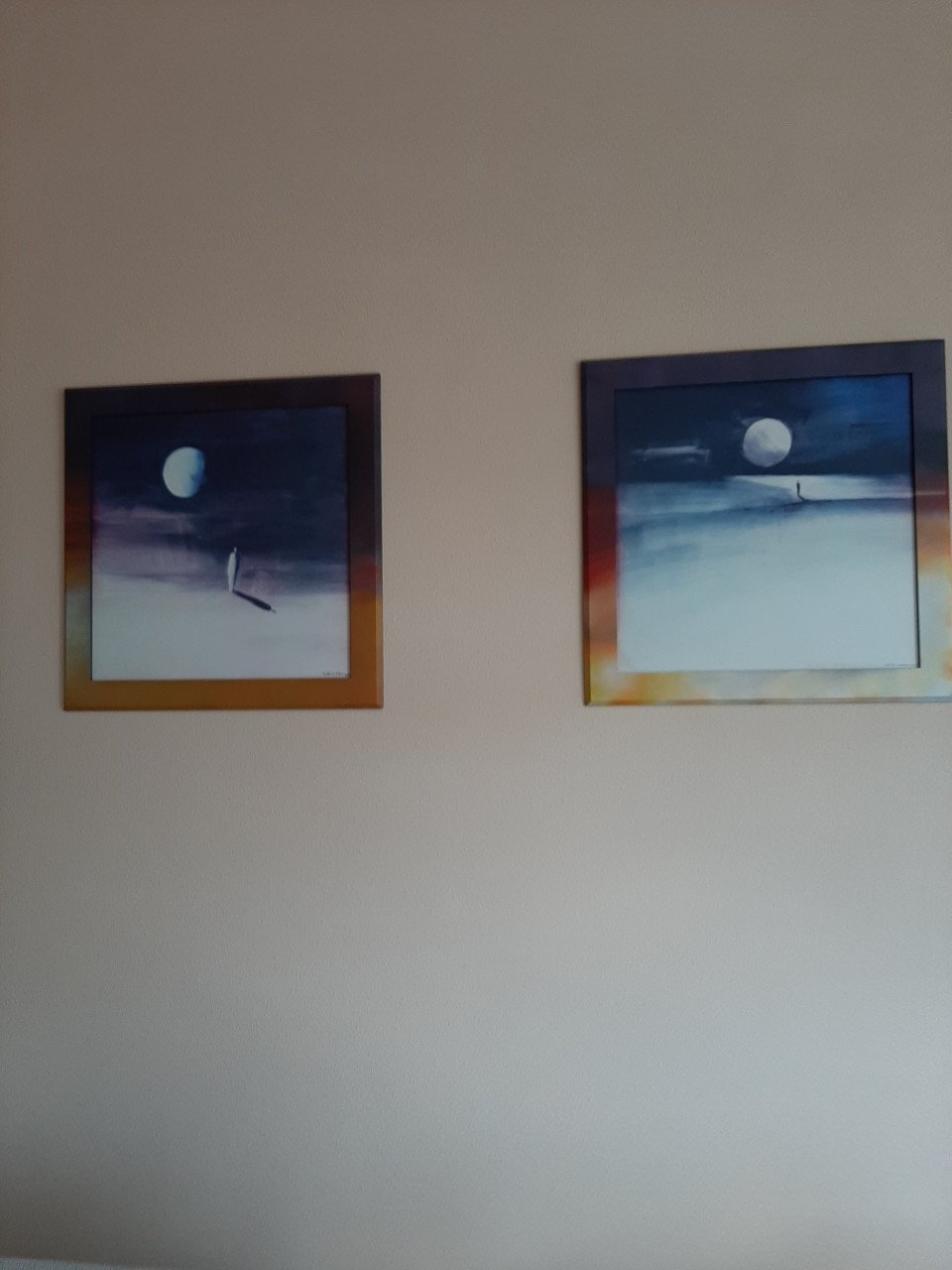 2 schilderijen met beschilderde lijst 84cm bij 84cm