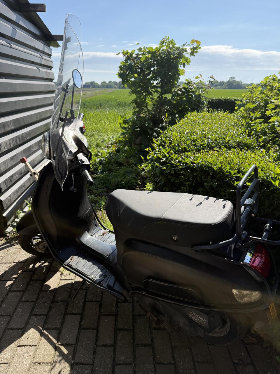 Scooter Riya 2017, geel kenteken