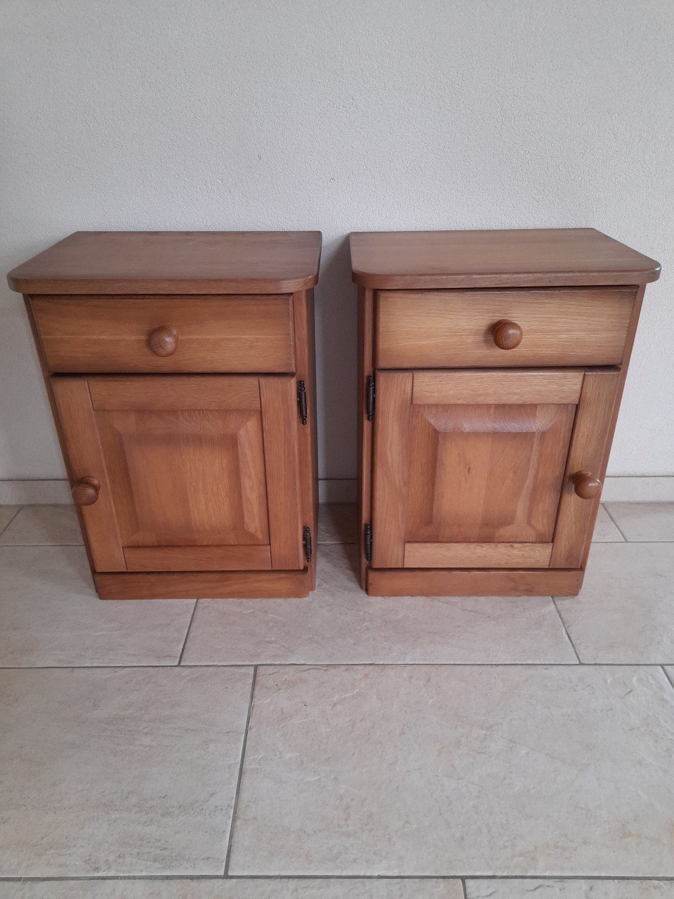 2  massief houten Nachtkastjes    45 x 34 x 62H  (z.g.a.n.)