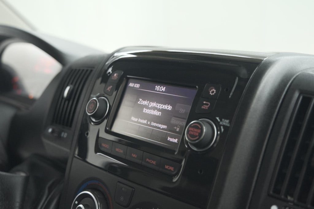 Peugeot Boxer 330 2.2 bluehdi 140 l2h2 premium | navigatie | houtenvloer in