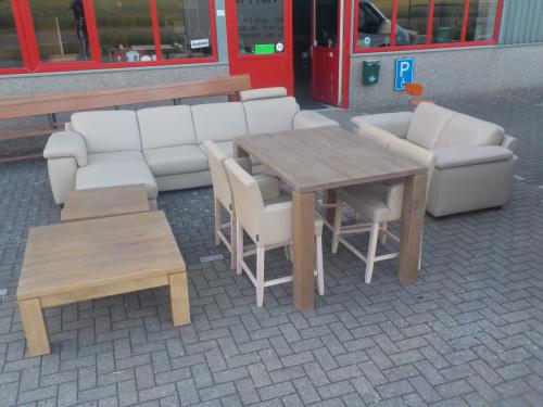 Geheel massieve salontafel 100 x 100 cm met ( geheime ) lade in zeer goede