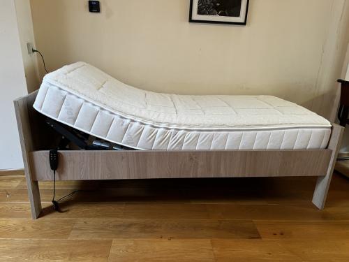 Seniorenbed als nieuw electrisch verstelbaar