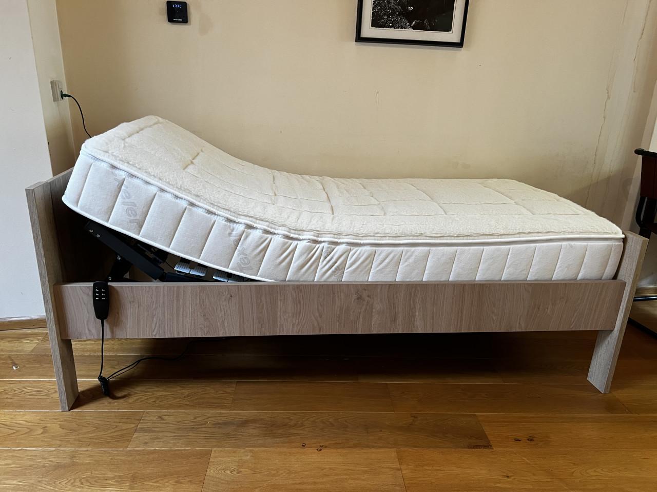 Seniorenbed als nieuw electrisch verstelbaar