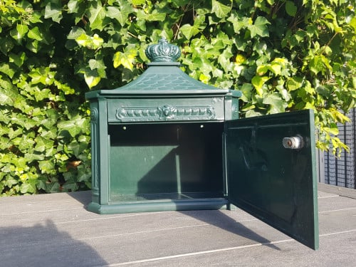 Mooie ijzeren buitenbrievenbus
