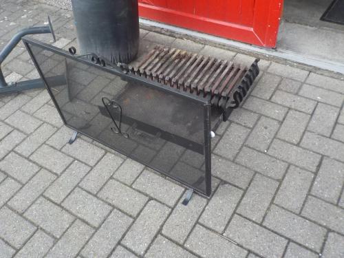 Soort rooster met aslade en voorzetstuk in goede staat opruimprijs 10 euro