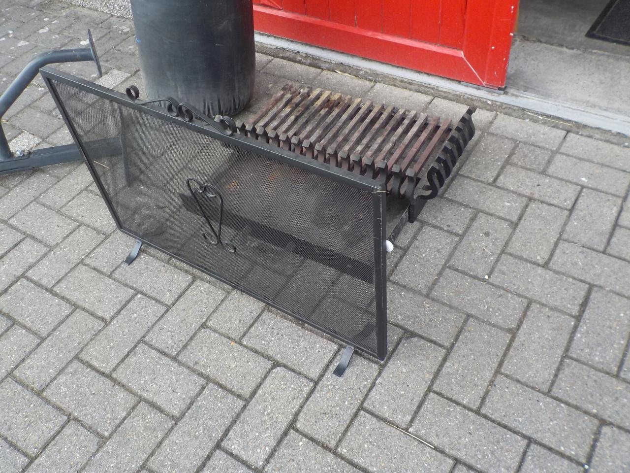 Soort rooster met aslade en voorzetstuk in goede staat opruimprijs 10 euro