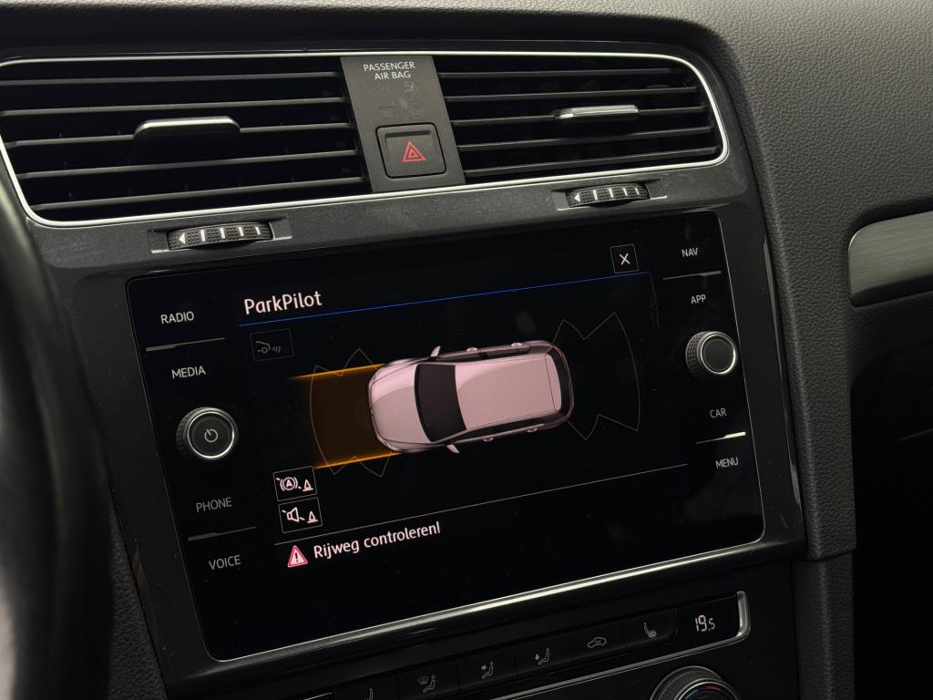 Volkswagen Golf 1.0 tsi * panoramadak * camera * navigatie * massage stoel