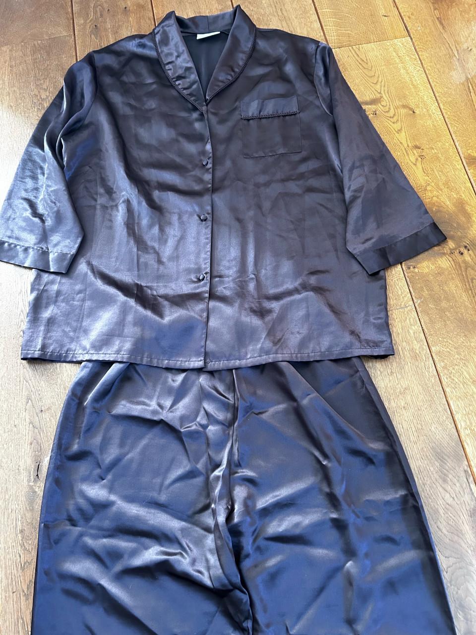 Te koop satijnen pyjama mt L