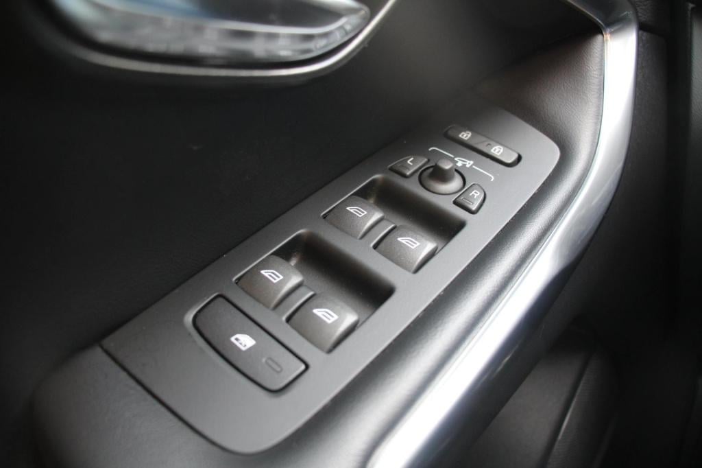 Volvo V40 2.0 t2 r-design - leder/alcantara - harman kardon - led - navi - 