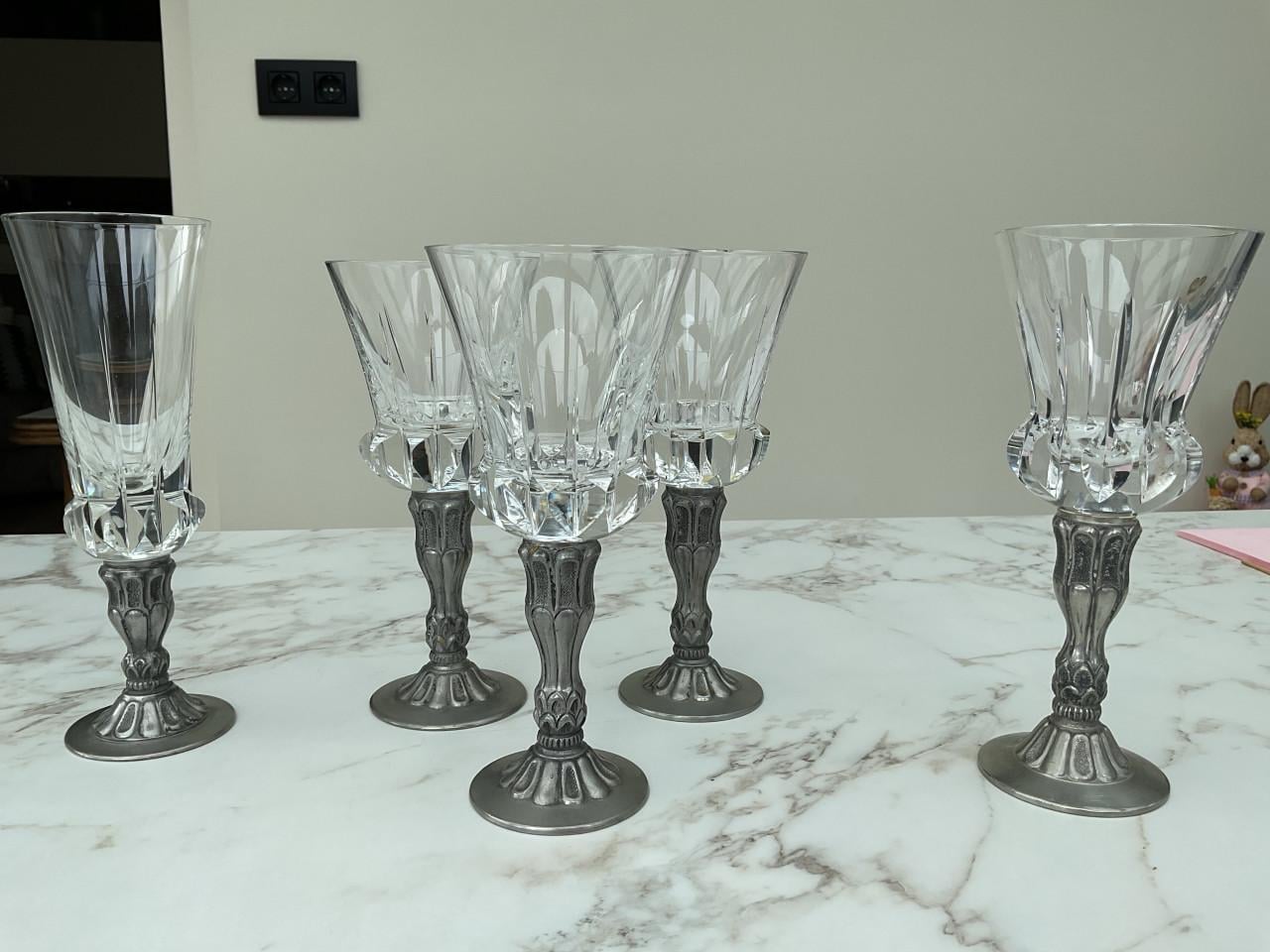 Oude glazen met tinnen voet