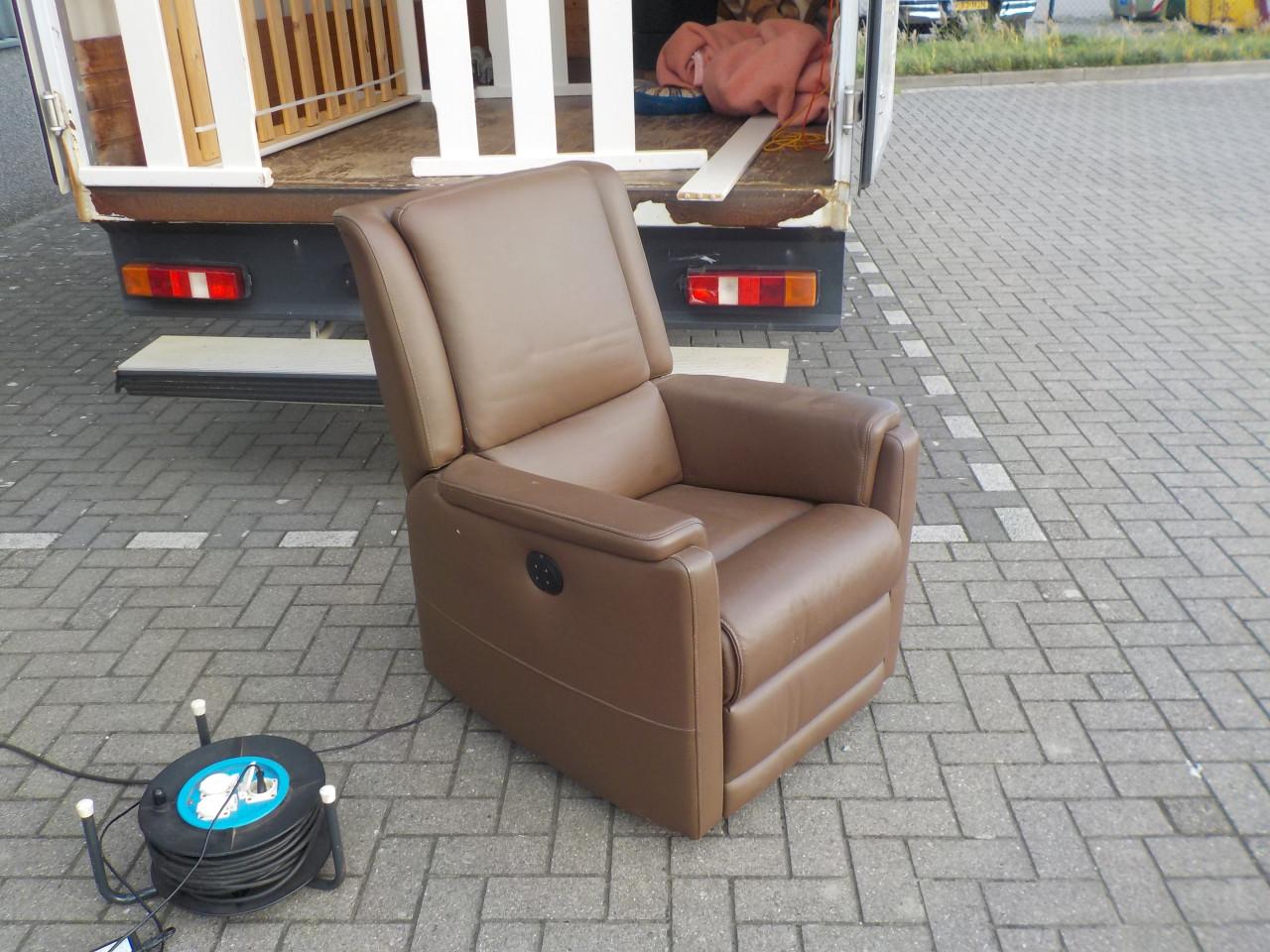 Mooie kwaliteit elektrische leren relax fauteuil met 2 motoren  goede staat