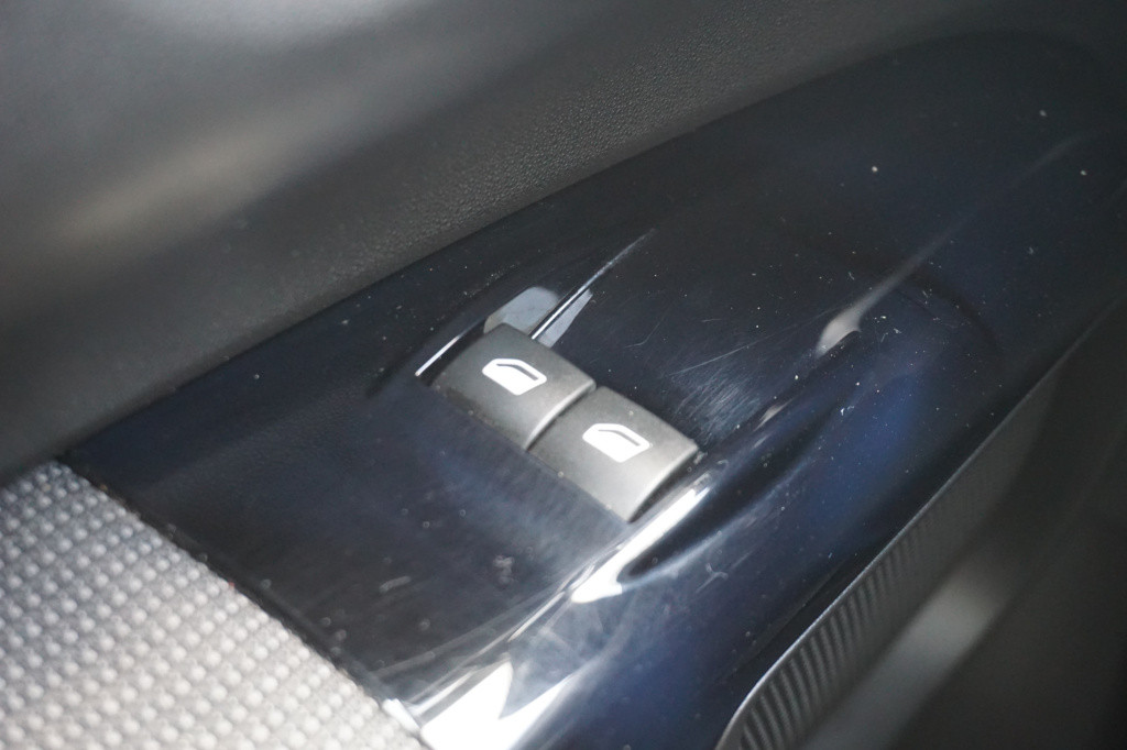 Citroen C4 Cactus 1.2 puretech shine airco / navi / carplay / elektr. ramen