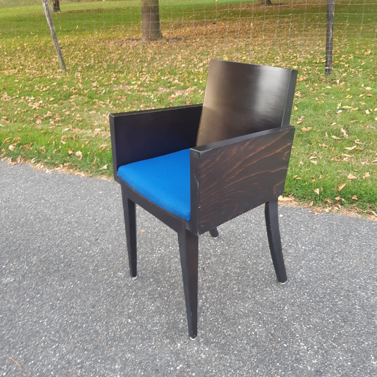 In goede staat verkerende houten stoelen.