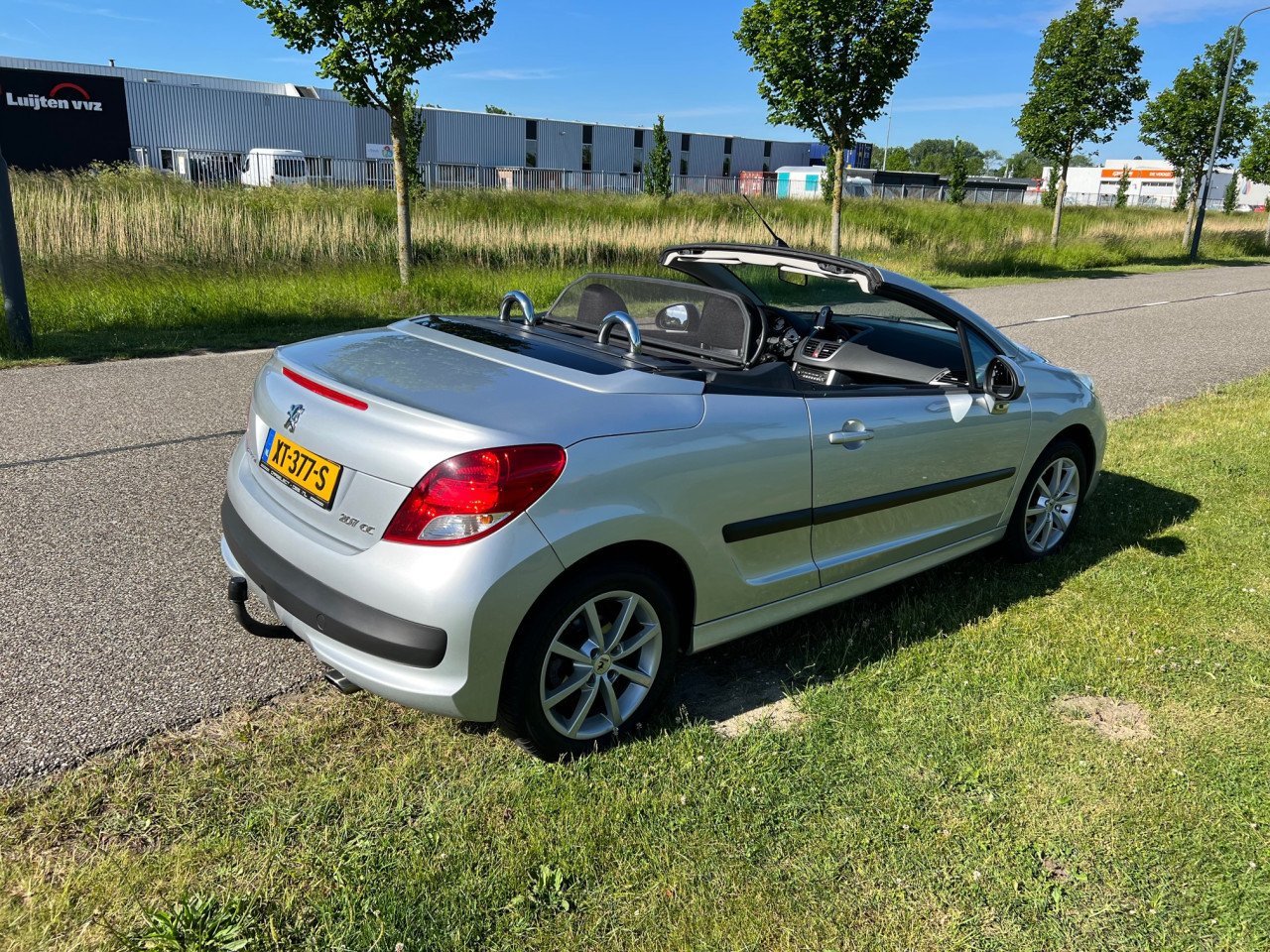Puntgave Peugeot 207 Cabrio uit 2012 met slechts 100.500 km