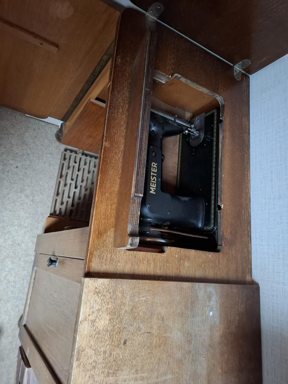 Meister trapnaaimachine in kast.