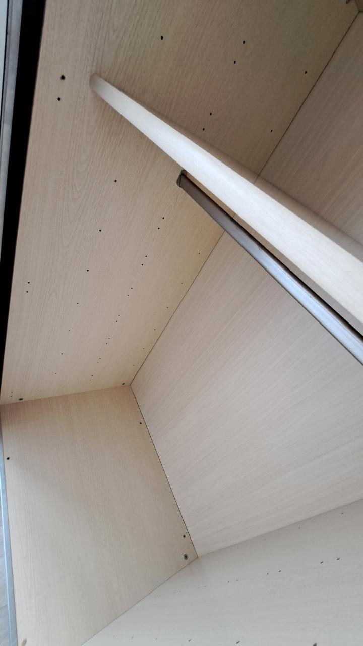 Grote kast met spiegel