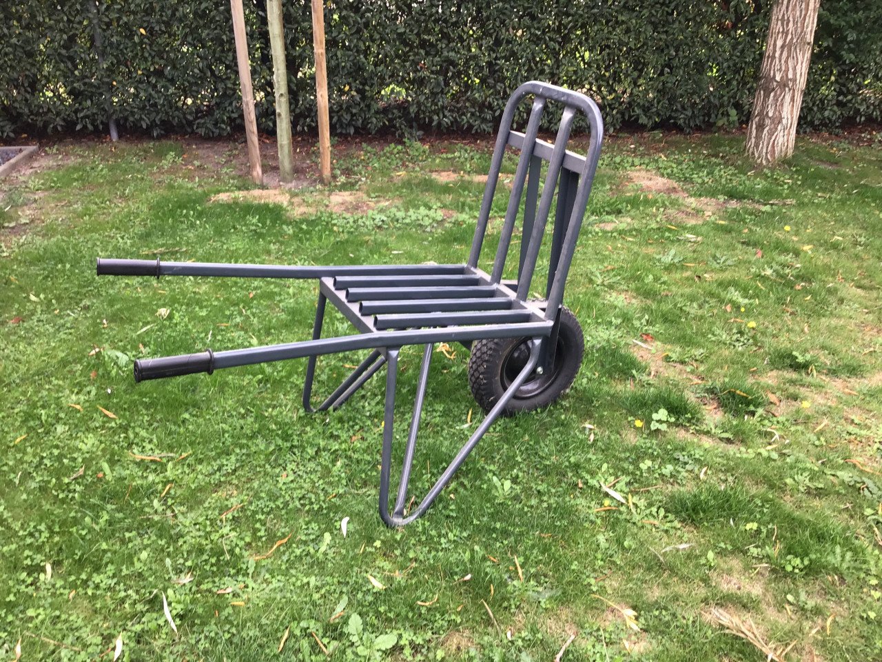 Steenkruiwagen.