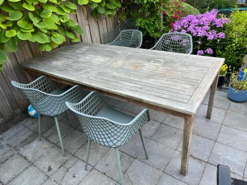 Tuintafel + kuipstoeltjes