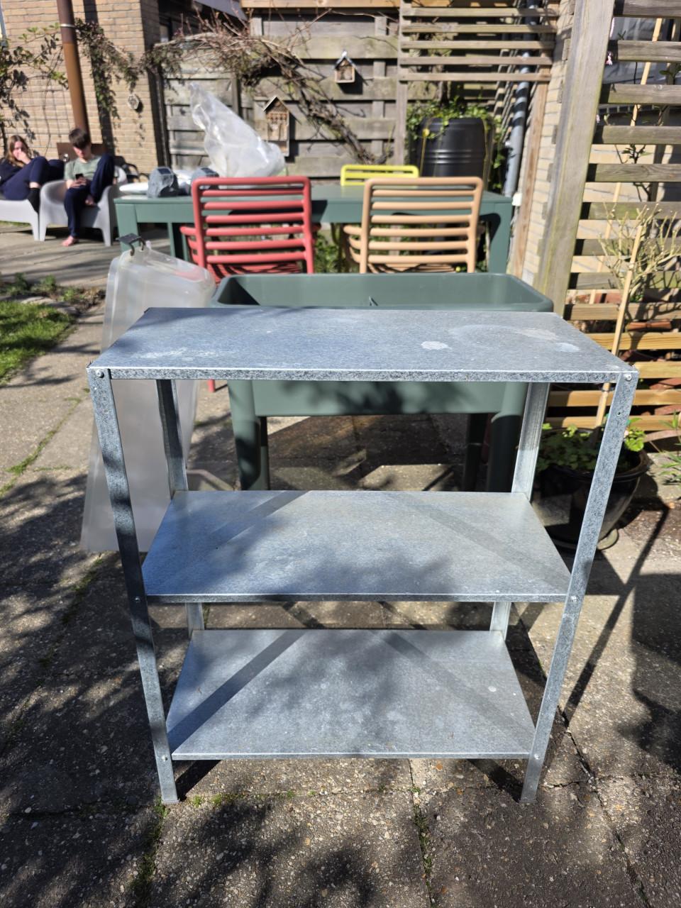 Kweektafel Elho en Ikea kasje Hyllis