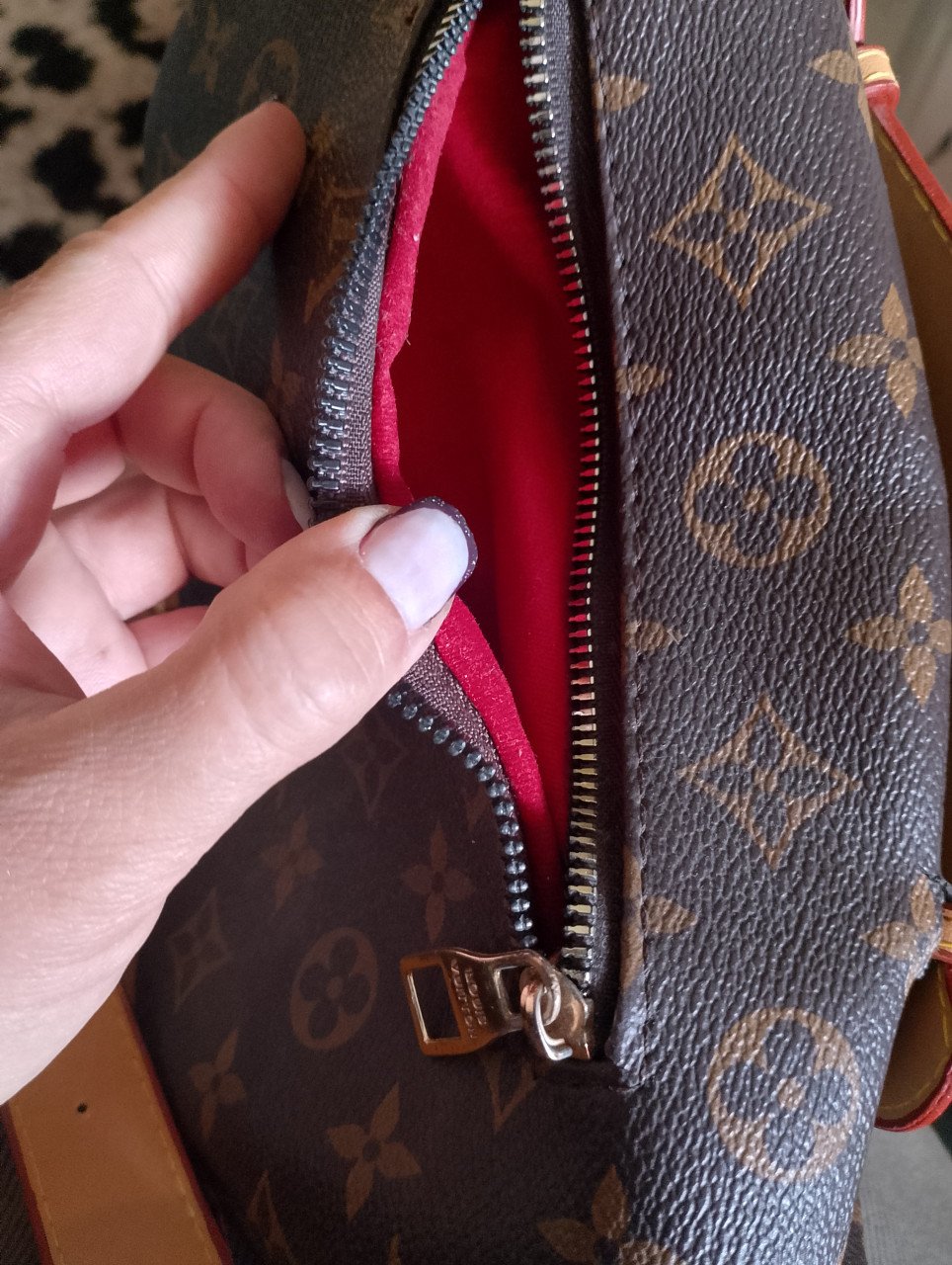 Tas Louis Vuitton.