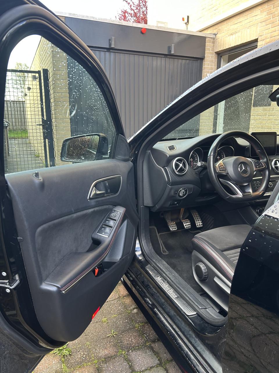 Mercedes-Benz A-Klasse A180 1.8 Blue Efficiency 2017 AMG-line Zwart