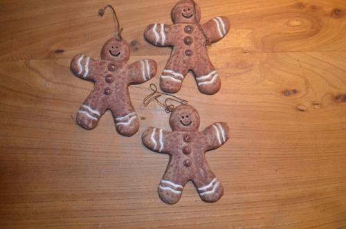 3 Aardewerk deegventers / peperkoekmannetjes ipst.