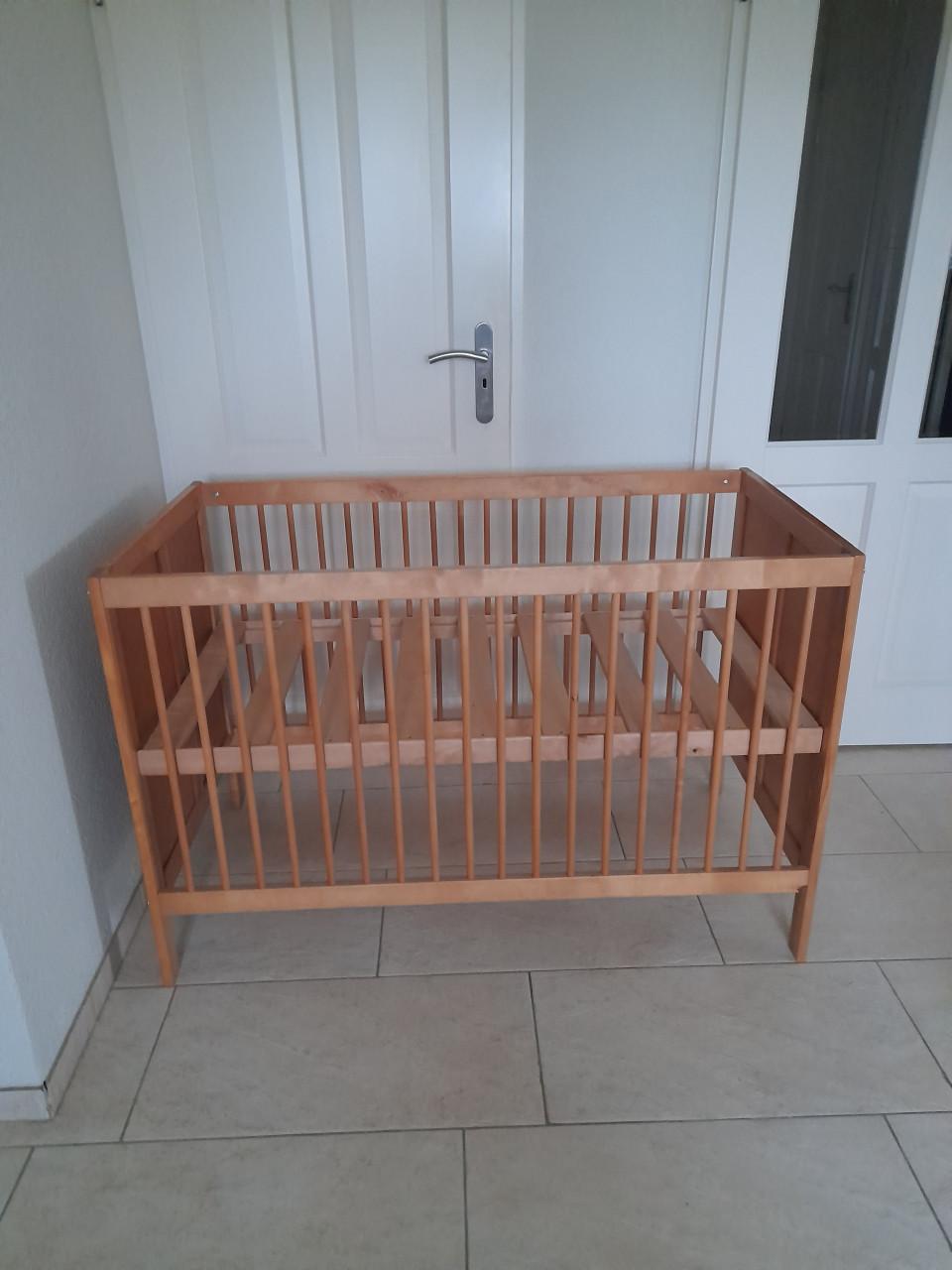 Houten ledikantje (in goede nette staat )