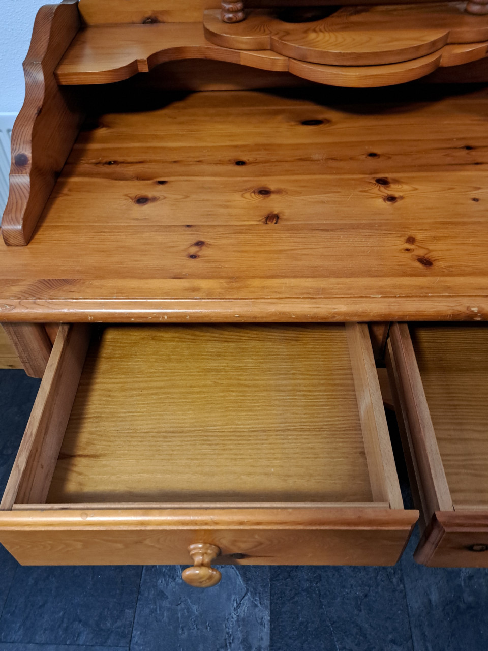 Mooie vintage, massief grenen kaptafel met opzetstuk en spiegel