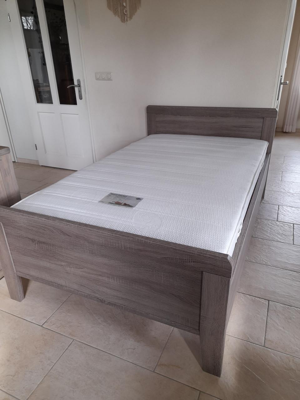 Z.g.a.n. Bed 120x200 met kwaliteits matras 120x200x22 (in nieuwstaat)