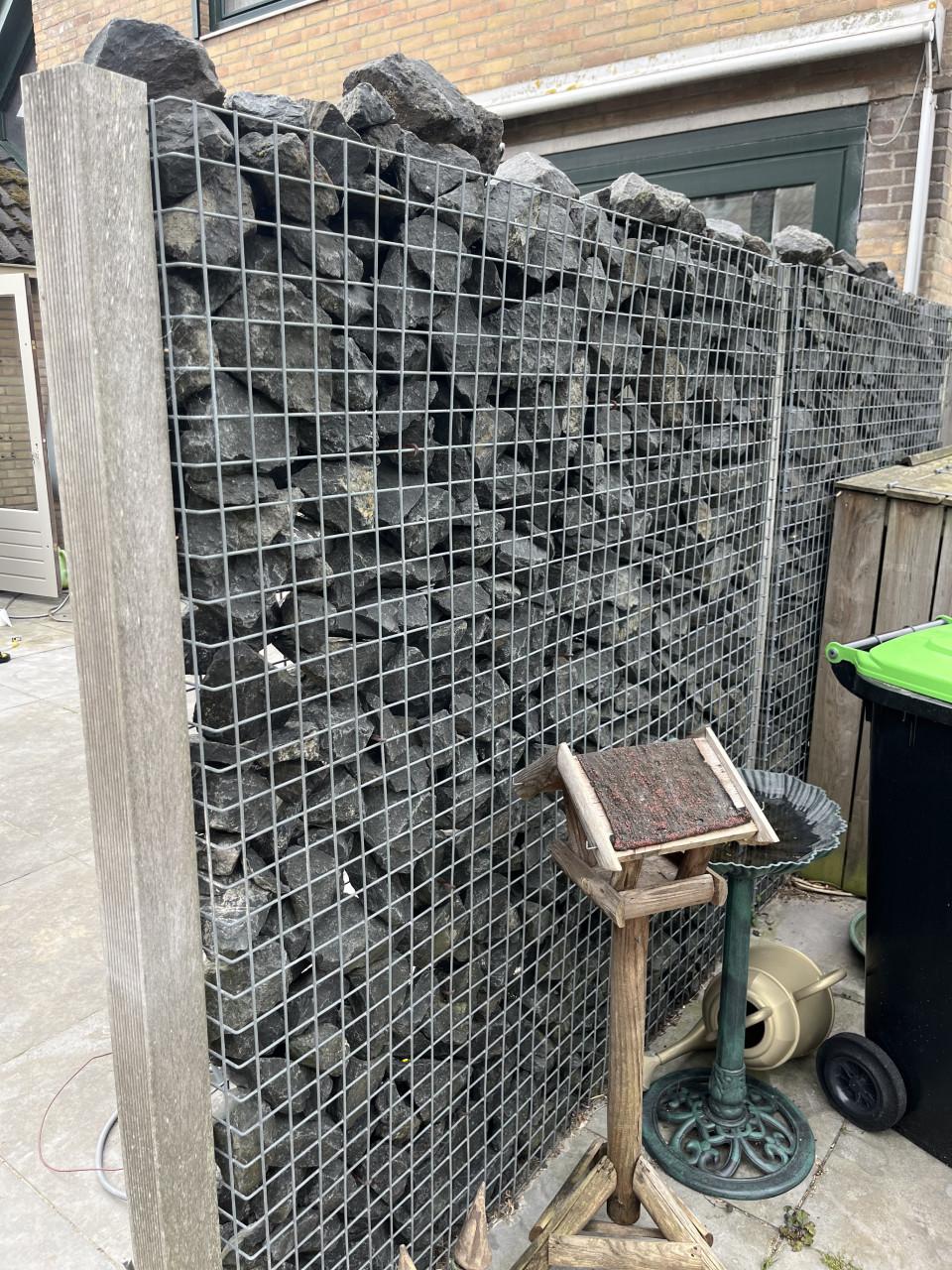 Sierstenen muur met korven