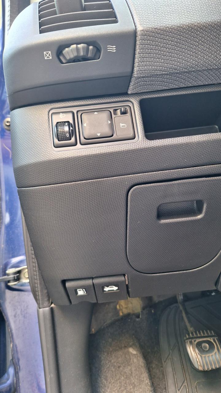 Nissan Micra blauw