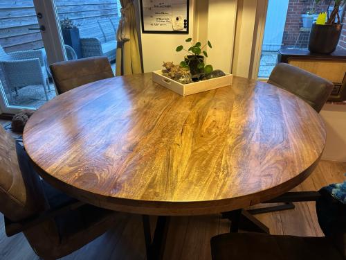 Eettafel met stoelen