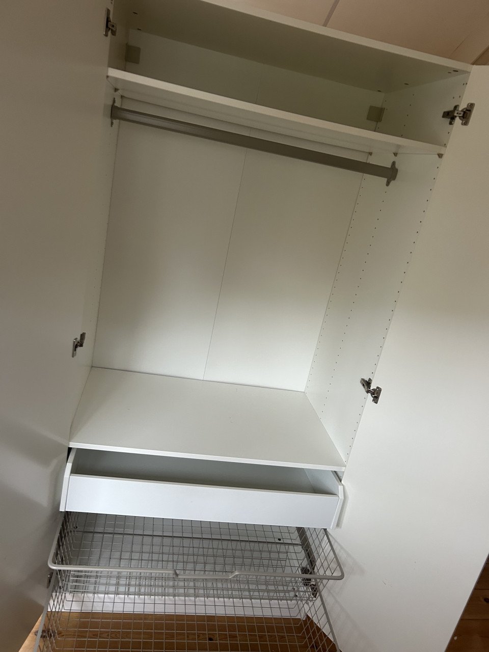 Witte kast van IKEA Gereserveerd