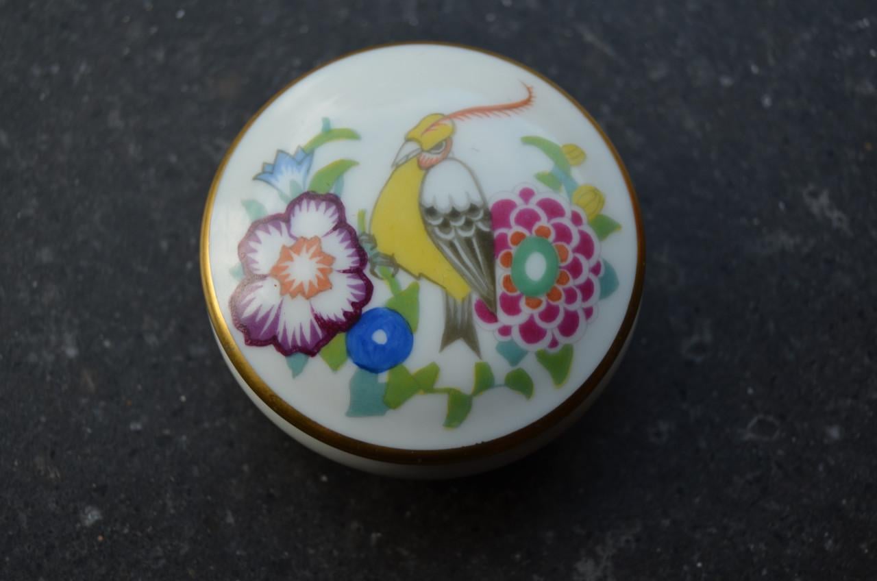 Porseleinen dekseldoosje in prima staat gemerkt