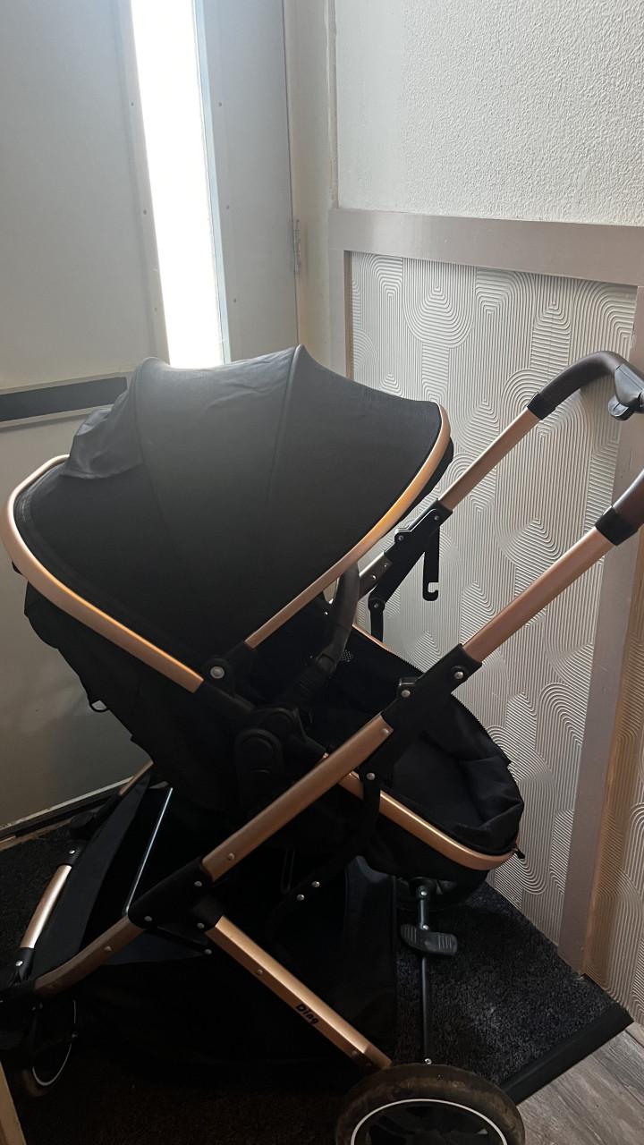 Mooie rosegoude kinderwagen