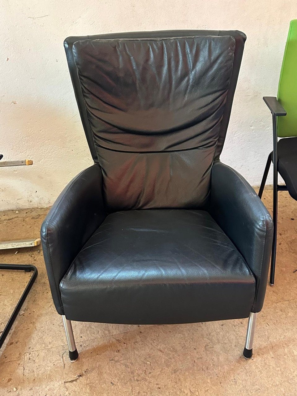 Relax fauteuil/ binnendeuren en een zwarte glazen tafel