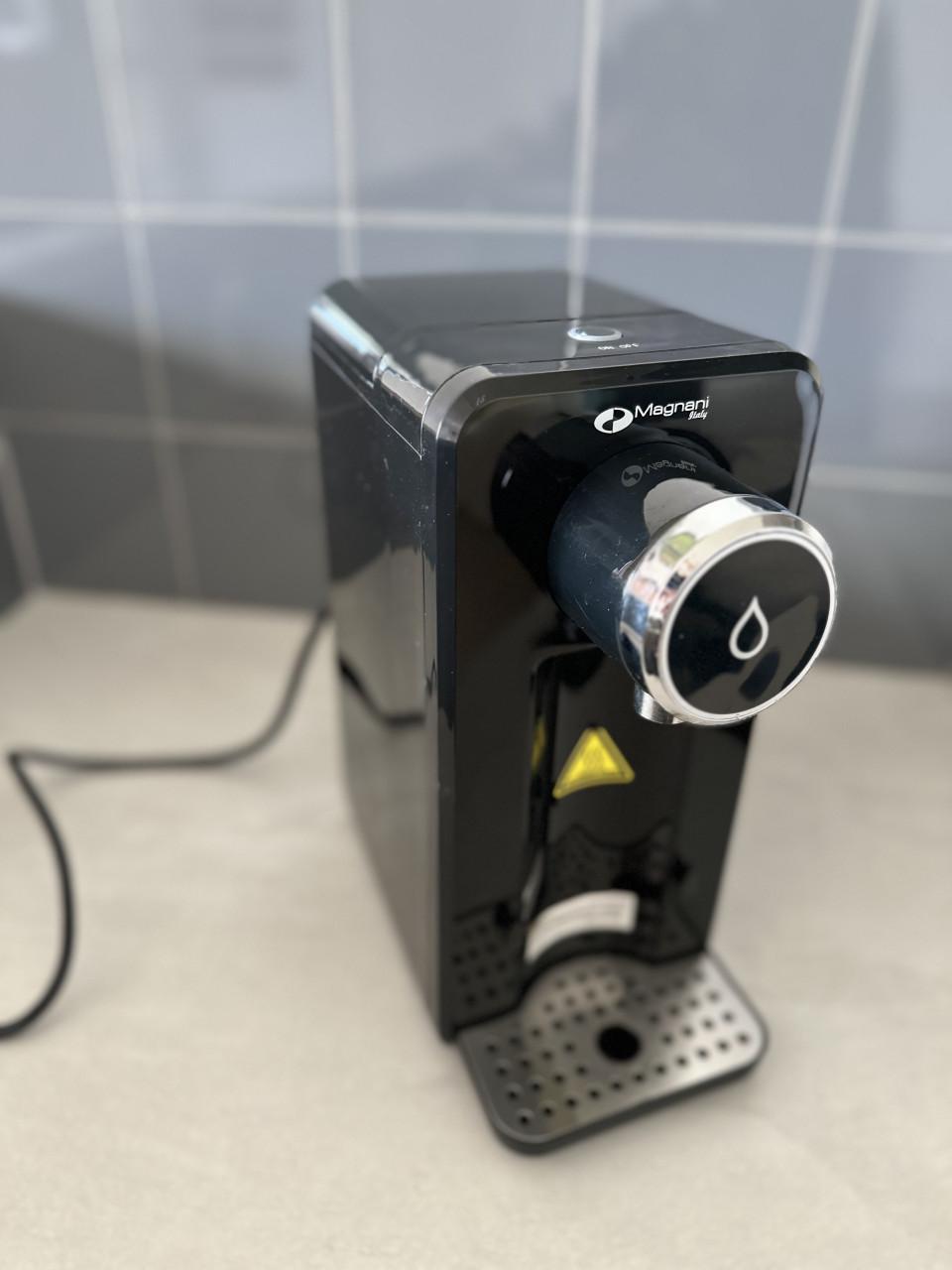 Magnani heetwater dispenser, voor een kop thee,