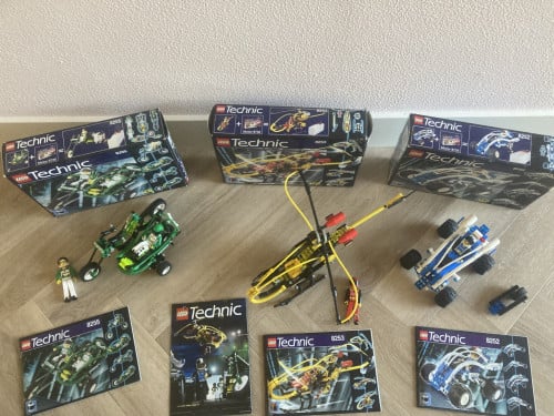3 Lego technic sets met doos en met boekjes