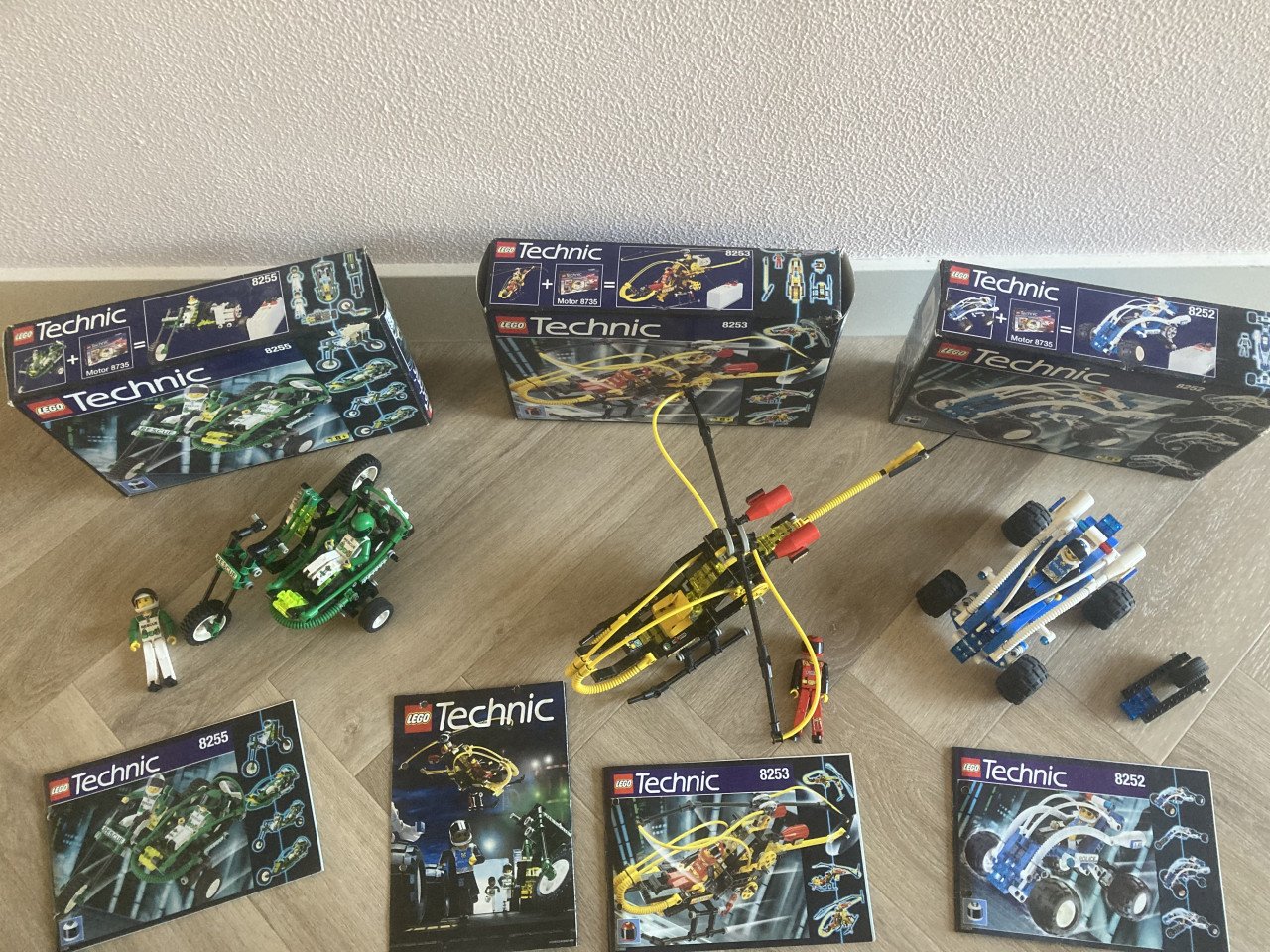 3 Lego technic sets met doos en met boekjes