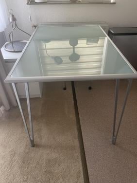 Melk glazen eettafel