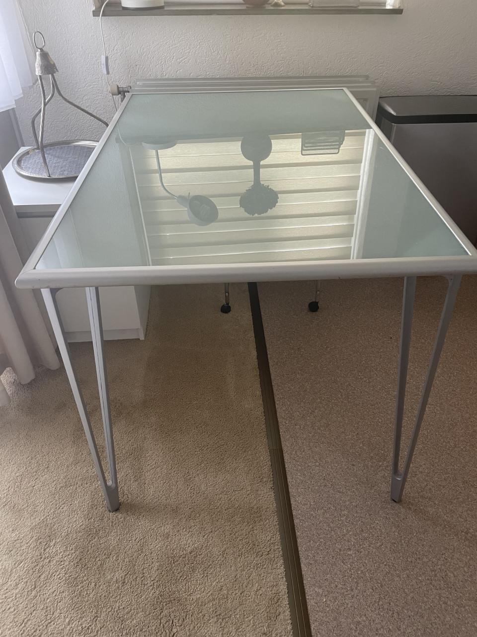 Melk glazen eettafel