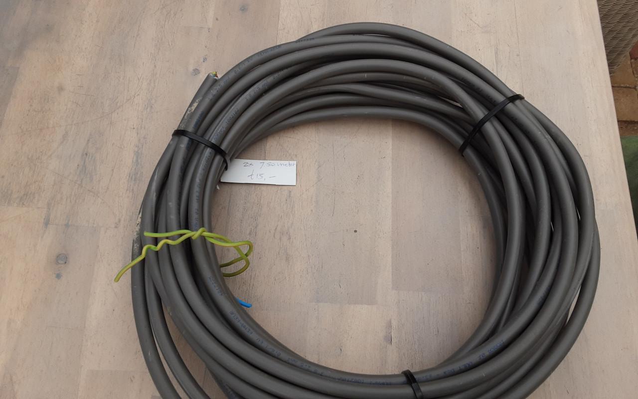 Grijze Electriciteits Buitenkabel Bovengronds